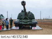 Средняя Ахтуба, Волгоградская область, Россия. Модернизированная самоходная гаубица 2С19М Мста-С в парке Патриот, выставка военной техники, артиллерия. (2020 год). Редакционное фото, фотограф Андрей Цыганков / Фотобанк Лори