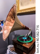 Старинный граммофон с трубой, столиком и пластинкой/ Photo of retro gramophone with disc. Стоковое фото, фотограф Iva Noel / Фотобанк Лори