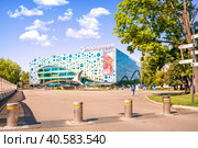 Москвариум и зеленое дерево, ВДНХ, Москва (2023 год). Редакционное фото, фотограф Baturina Yuliya / Фотобанк Лори