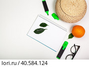 highlighters and blank notepad paper sheet flat lay on a desk. Стоковое фото, фотограф Сергей Толмачёв / Фотобанк Лори