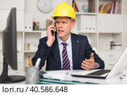 Portrait of american architect in yellow hard-hat. Стоковое фото, фотограф Яков Филимонов / Фотобанк Лори