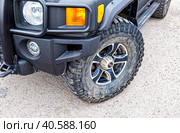 Колесо автомобиля Hummer с шиной на легкосплавном диске (2019 год). Редакционное фото, фотограф FotograFF / Фотобанк Лори