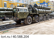 Российский зенитно-ракетный комплекс (ЗРК) С-300 на улице города (2018 год). Редакционное фото, фотограф FotograFF / Фотобанк Лори