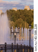 Light and music fountain on a summer evening. Natural Museum-reserve "Tsaritsyno". Fountain in Tsaritsyno Park. (2023 год). Редакционное фото, фотограф Photojuli / Фотобанк Лори