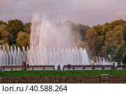 Light and music fountain on a summer evening. Natural Museum-reserve "Tsaritsyno". Fountain in Tsaritsyno Park. (2023 год). Редакционное фото, фотограф Photojuli / Фотобанк Лори