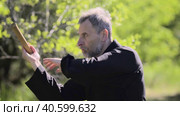 European master tai Chi demonstrates kung fu with a fighting stick. Стоковое видео, видеограф Денис Кебедов / Фотобанк Лори