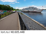 Теплоход Феликс Дзержинский  у причала города Мышкин (2022 год). Редакционное фото, фотограф Pukhov K / Фотобанк Лори