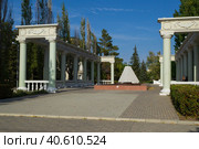 Волжский, Волгоградская область, Россия. Осенний пейзаж, пирамида и колоннада на Центральной аллее в старом парке Гидростроителей. (2020 год). Редакционное фото, фотограф Андрей Цыганков / Фотобанк Лори