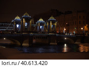 Lomonosov Bridge - a bridge across the Fontanka River in the Central District of St. Petersburg, with New Year's night illumination (2019 год). Редакционное фото, фотограф Анна Кривицкая / Фотобанк Лори