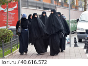 Unidentified Turkish women in traditional Islamic clothing on the streets of the city (2018 год). Редакционное фото, фотограф Анна Кривицкая / Фотобанк Лори