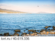 Синее Черное море, набережная Адмирала Серебрякова, Краснодарский край, Новороссийск (2022 год). Стоковое фото, фотограф Baturina Yuliya / Фотобанк Лори