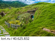 Hobbit door of hobbit hole in Hobbiton (2018 год). Редакционное фото, фотограф Анна Кривицкая / Фотобанк Лори
