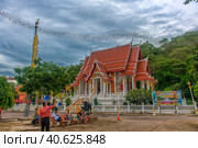 Wat Khao Chong Pran Temple for people pray to buddha and look Hundred Million Bats from Khao Chong Pran Cave (2018 год). Редакционное фото, фотограф Анна Кривицкая / Фотобанк Лори