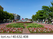 Люди в Новопушкинском сквере в солнечный летний день. Москва, Россия (2023 год). Редакционное фото, фотограф Наталья Волкова / Фотобанк Лори