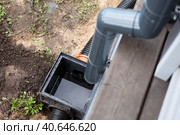 Монтаж и проверка дождеприемника для ливневой воды. Стоковое фото, фотограф Кекяляйнен Андрей / Фотобанк Лори