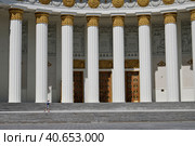 Москва. ВДНХ. Павильон № 1 «Центральный». Колоннада Главного павильона (2023 год). Редакционное фото, фотограф Илюхина Наталья / Фотобанк Лори
