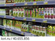 Packages with juices and nectars on the shelves in the supermarket (2015 год). Редакционное фото, фотограф Анна Кривицкая / Фотобанк Лори