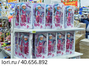 Dolls in the package on the supermarket shelf (2014 год). Редакционное фото, фотограф Анна Кривицкая / Фотобанк Лори