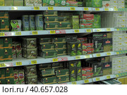 Russia, St. Petersburg 17,05,2014 Green tea on supermarket shelves. Редакционное фото, фотограф Анна Кривицкая / Фотобанк Лори