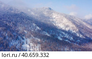Горный Алтай зимой: Катунский хребет. Вид с воздуха. Altai mountains in winter: Katunsky ridge. Aerial view. Стоковое видео, видеограф Евгений Романов / Фотобанк Лори