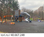 Детская площадка в Ивановском лесопарке, Москва (2022 год). Редакционное фото, фотограф Мария Кылосова / Фотобанк Лори