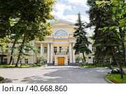 Главный дом городской усадьбы Давыдова. Солнечный летний день. Москва (2023 год). Редакционное фото, фотограф E. O. / Фотобанк Лори