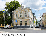 Усадьба Давыдова. Флигель. Солнечный летний день. Москва. Россия (2023 год). Редакционное фото, фотограф E. O. / Фотобанк Лори