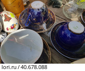 Porcelain cups at the flea market (2019 год). Редакционное фото, фотограф Анна Кривицкая / Фотобанк Лори