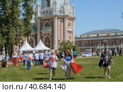 Люди собираются на праздник йоги в парке Царицыно (2023 год). Редакционное фото, фотограф Сергей Никифоров-Гордеев / Фотобанк Лори