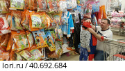 Buyers choose the costume of the spiderman child for the New Year's masquerade (2018 год). Редакционное фото, фотограф Анна Кривицкая / Фотобанк Лори