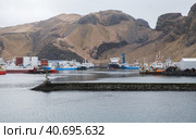 Breakwater at the entrance of the port of Vestmannaeyjar island (2017 год). Редакционное фото, фотограф EugeneSergeev / Фотобанк Лори