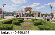 Главные ворота в парке Царицино. Лето. (2023 год). Редакционное видео, видеограф Сергей Никифоров-Гордеев / Фотобанк Лори