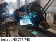 Полуавтоматическая сварка металлоконструкций для строительства промышленной установки. Стоковое фото, фотограф Сергей Сергеев / Фотобанк Лори