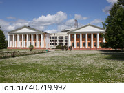 "Псарни" и современный корпус санатория "Марфинский". Марфино, Московская область, Мытищинский район (2023 год). Редакционное фото, фотограф Елена Орлова / Фотобанк Лори