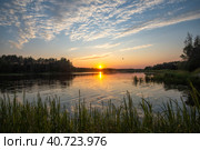 Красивый летний закат в Подмосковье на реке Дубенка. Стоковое фото, фотограф Олег Пученков / Фотобанк Лори