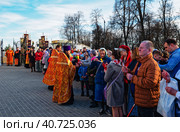 Пасха. Священник раздает прихожанам благодатный огонь около около Успенского собора. Город Владимир (2023 год). Редакционное фото, фотограф Макаров Алексей / Фотобанк Лори