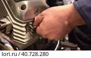 installing the spark plug into the engine. Стоковое видео, видеограф Андрей Знаменский / Фотобанк Лори