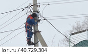 Electricity. An electrician installs an electric energy meter by climbing an electric pole. Стоковое видео, видеограф Сергей Медведев / Фотобанк Лори