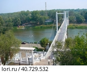 Пешеходный мост Европа-Азия - мост в Оренбурге через реку Урал. Pedestrian bridge Europe-Asia - a bridge in Orenburg across the Ural River. (2010 год). Редакционное фото, фотограф Татьяна Шикова / Фотобанк Лори