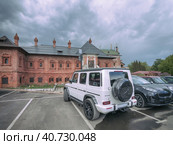 Крутицкое подворье в Москве. Автомобили на служебной стоянке монастыря. Krutitsky farmstead in Moscow. Cars in the service parking lot of the monastery. (2023 год). Редакционное фото, фотограф Сергей Никифоров-Гордеев / Фотобанк Лори