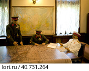 Восковая фигура Сталина с военными за картой. Дача Сталина. Сочи, Краснодарский край (2023 год). Редакционное фото, фотограф Сергей Афанасьев / Фотобанк Лори