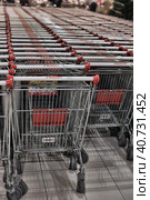 Russia, St. Petersburg, 10,12,2014 Empty carts for products in the supermarket. Редакционное фото, фотограф Анна Кривицкая / Фотобанк Лори
