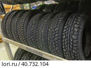 Winter studded tires in the shop (2016 год). Редакционное фото, фотограф Анна Кривицкая / Фотобанк Лори