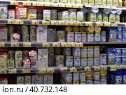 Russia, St. Petersburg, 12/27/2015 Baby food in the supermarket. Редакционное фото, фотограф Анна Кривицкая / Фотобанк Лори