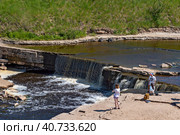 Люди на смотровой площадке Тосненского (Гертовского) водопада. Памятник природы «Саблинский». Поселок Ульяновка Тосненского района Ленинградской области (2023 год). Редакционное фото, фотограф Румянцева Наталия / Фотобанк Лори