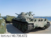 Волгоград, Центральная набережная, Россия. Средний танк Т-62, площадка с военной техникой на берегу Волги (2020 год). Редакционное фото, фотограф Андрей Цыганков / Фотобанк Лори