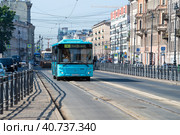 Городской обещественный транспорт движется по выделенной полосе Лиговского проспекта солнечным июньским днем. Санкт-Петербург (2023 год). Редакционное фото, фотограф Виктор Карасев / Фотобанк Лори
