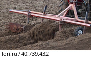 Homemade attachment harrow cultivator for mini tractor cultivated land in potato field. Стоковое видео, видеограф Владимир Григорьев / Фотобанк Лори