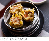 Japanese tasty dumplings siumai in steamer, nobody. Стоковое фото, фотограф Яков Филимонов / Фотобанк Лори