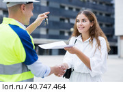 Woman getting keys to new apartment from enginner. Стоковое фото, фотограф Яков Филимонов / Фотобанк Лори